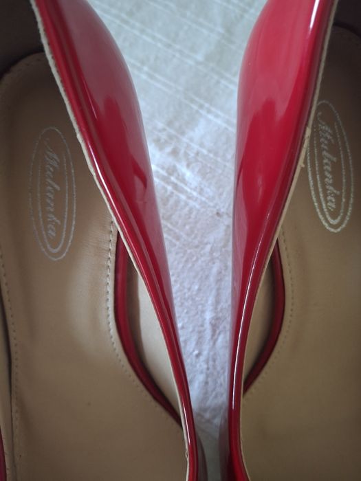 Sapatos de verniz. Cor vermelha. Nuncs usados