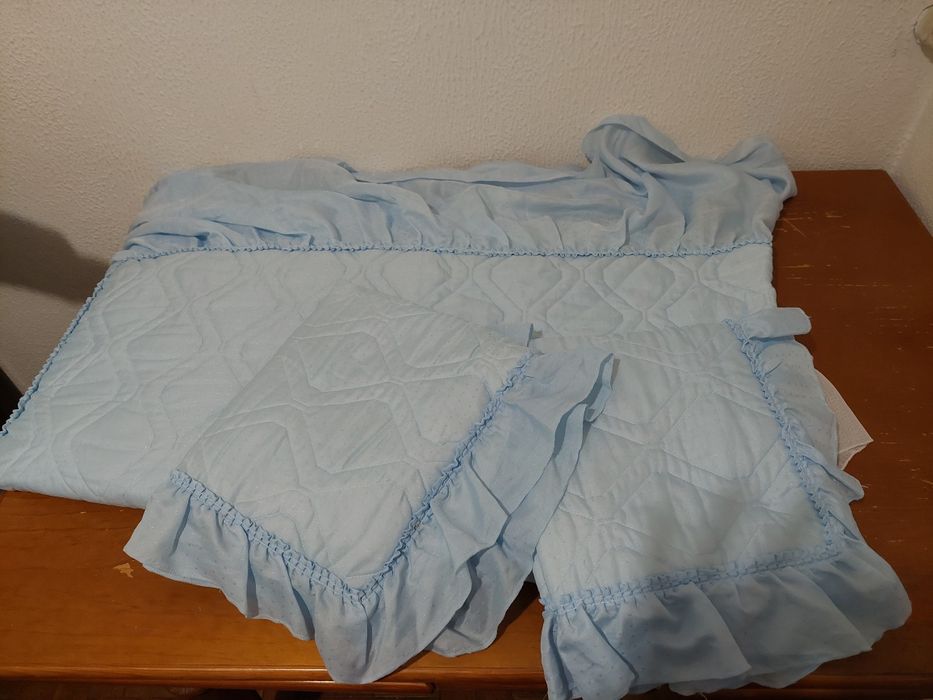 Conjunto de edredon, almofadas e conjunto de caminha