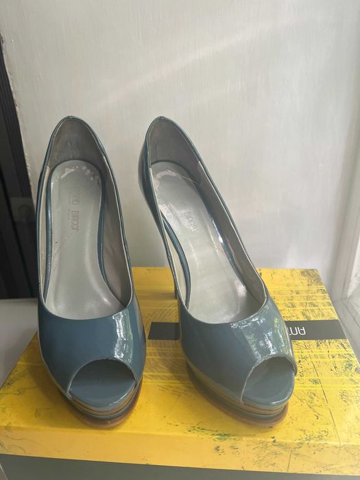 продам лакові туфлі