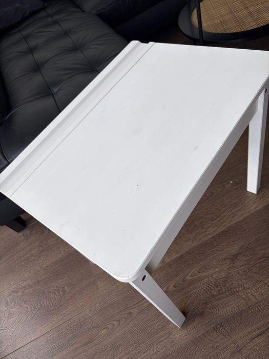 Biurko dla dziecka Ikea Sundvik z charakterystycznym, podnoszonym blatem