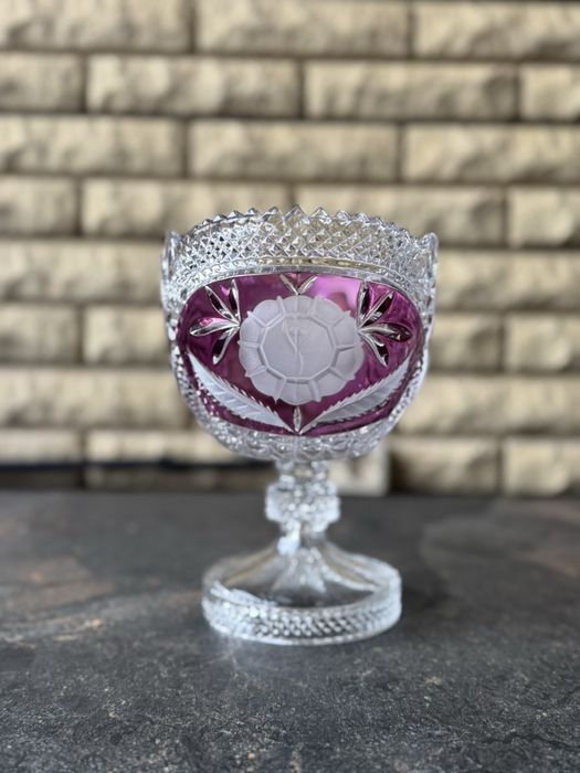 Хрустальная конфетница на ножке. Цветной хрусталь