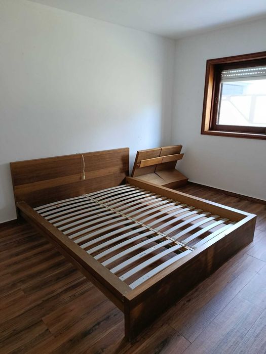 cama de casal com estrados e mesas de cabeceira