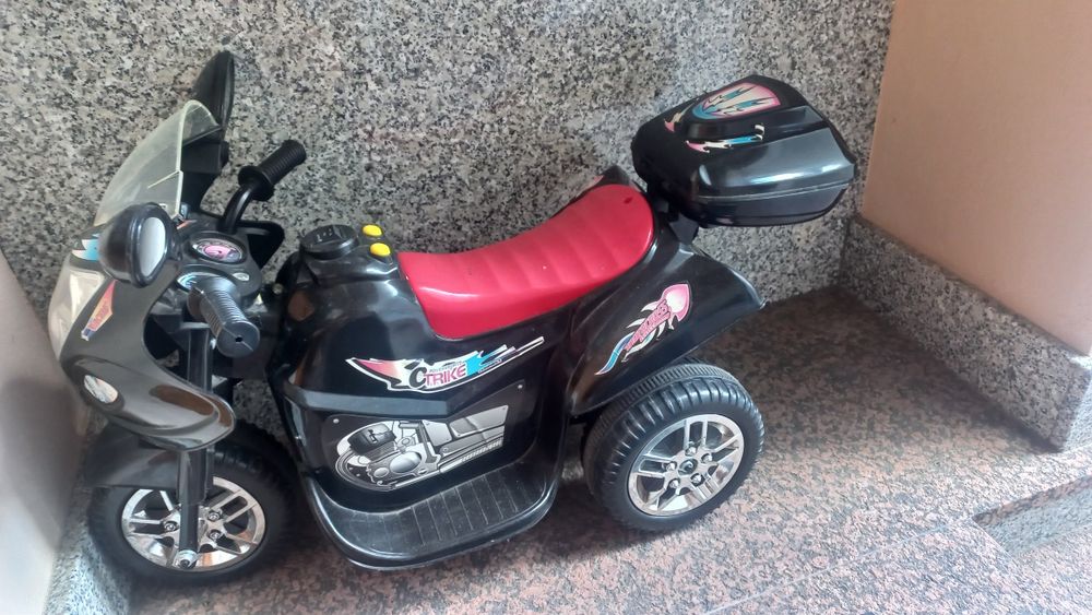 Sprzedam Motorek akumulatorowy  6V