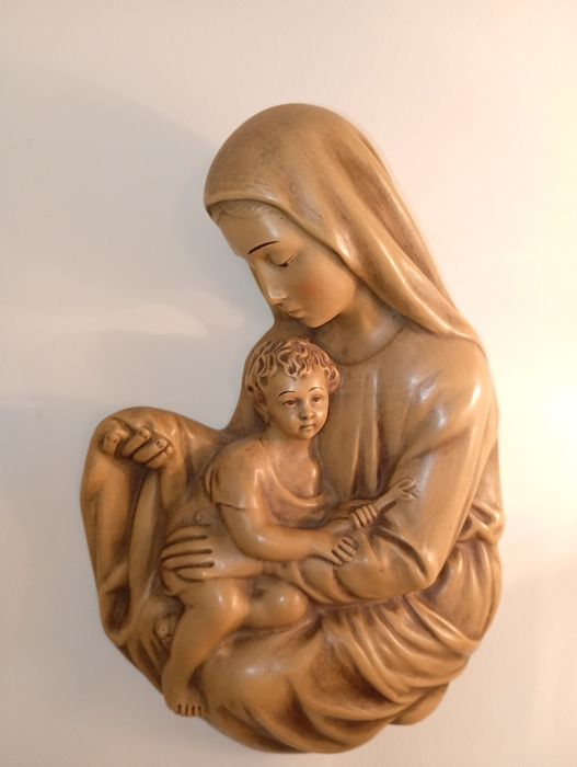 Escultura de parede em louça