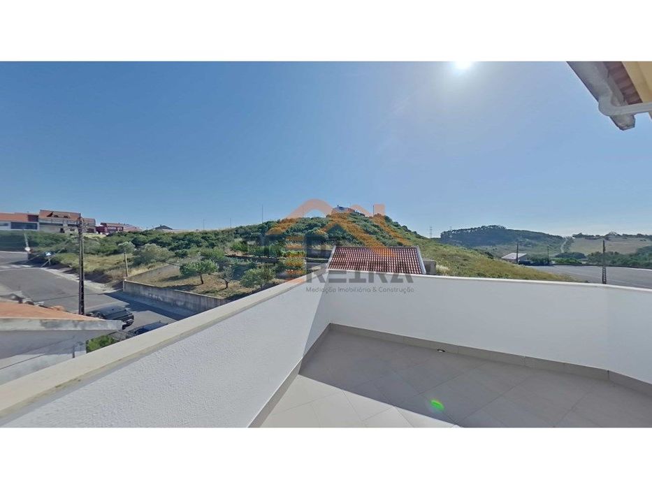 Apartamento T3 duplex remodelado, com box, situado em Casal de Cambra.