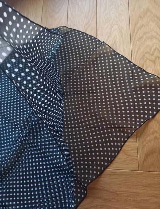 Aryton szal 100% jedwab czarny w biale małe, sybtelne kropki.
Bardzo d