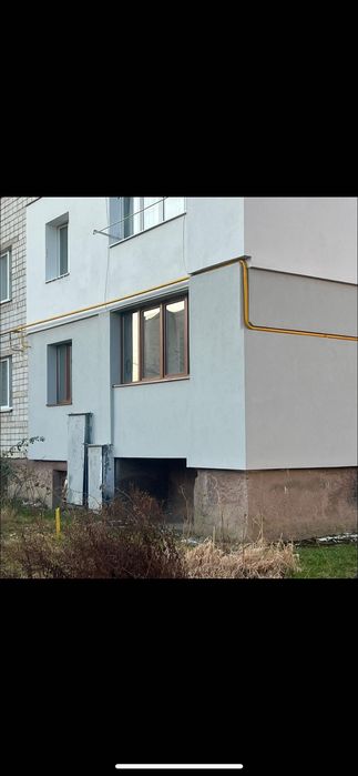 Фасадні роботи з власним риштуванням