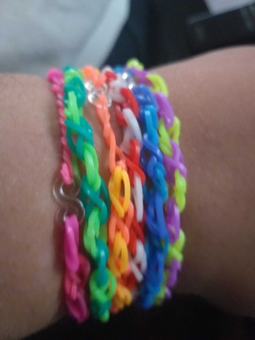 Pulseiras feitas com elásticos