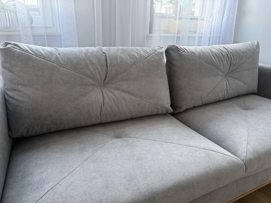 Sofa meteriałowa na drewnianych nóżkach 215x92