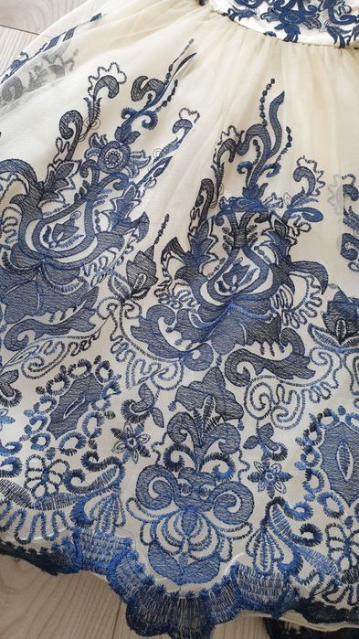Elegancka sukienka Chi Chi London – tiul, koronka, ecru