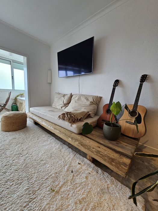 Sofá rústico feito com sulipas