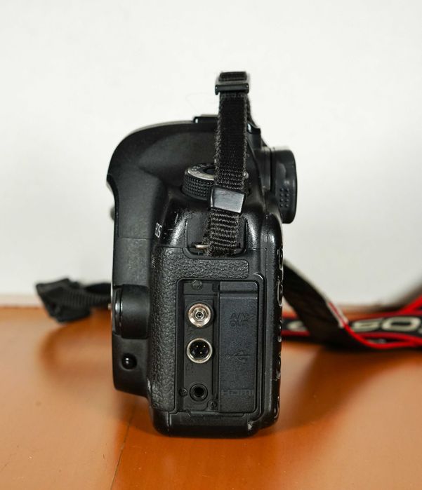 Aparat fotograficzny. Lustrzanka. Canon EOS 5D Mark II