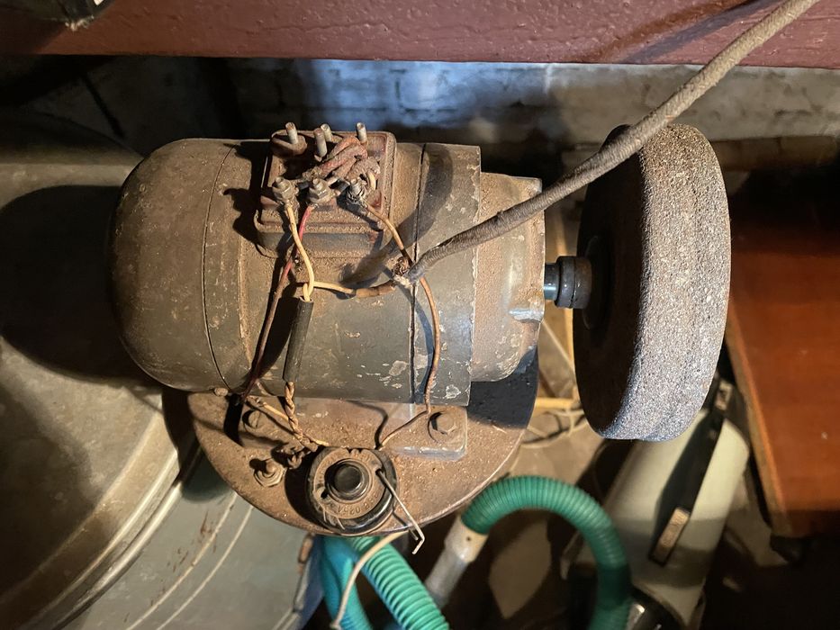 Точильный станок ( наждак ) на подставке