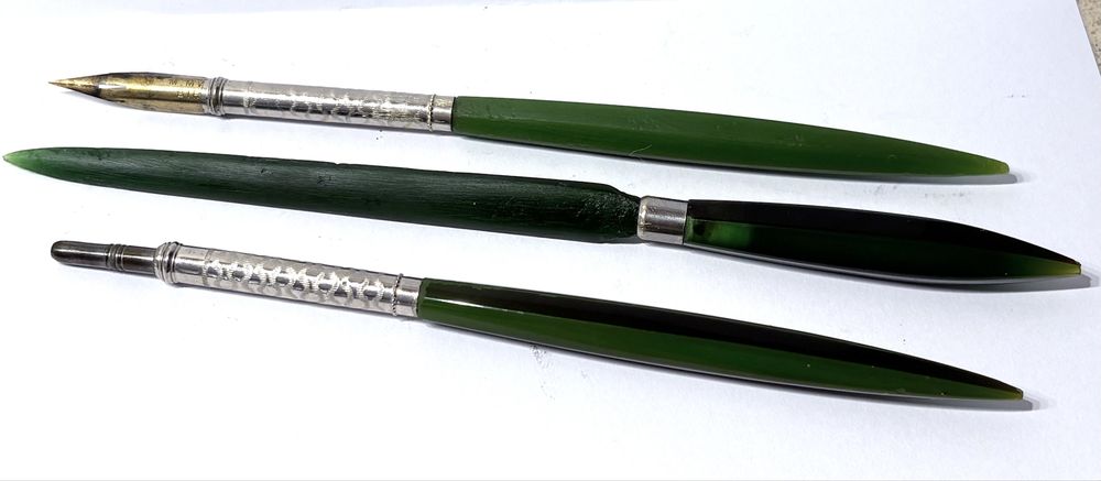 Conjunto de aparo, abre cartas e caneta vintage em baquelite verde