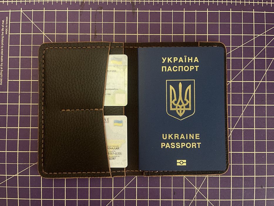 Шкіряна обкладинка на паспорт