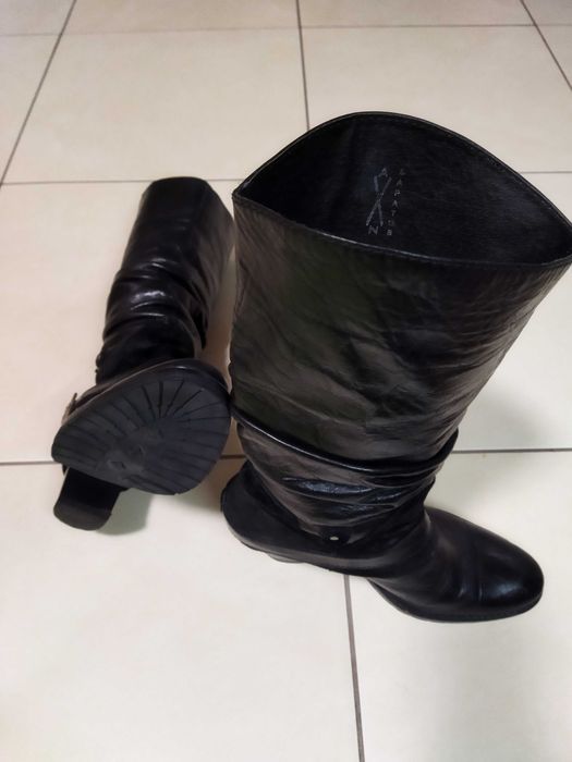 Botas pretas em pele