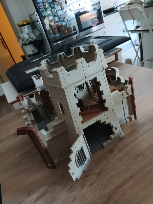 Vendo castelo e caverna da playmobil e dragoes,cavalos e acessorios