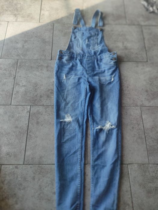 Spodnie jeans na szelkach ogrodniczki