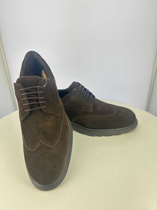 Sapato clássico camurça castanha