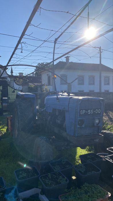 Trator Ebro a funcionar