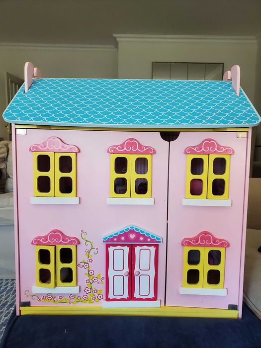 Casa de Bonecas em madeira com mobília