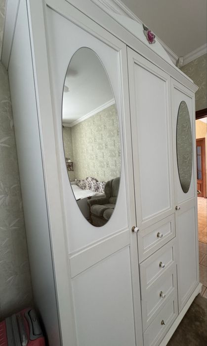 Італійський комплект меблів для дівочої кімнати
