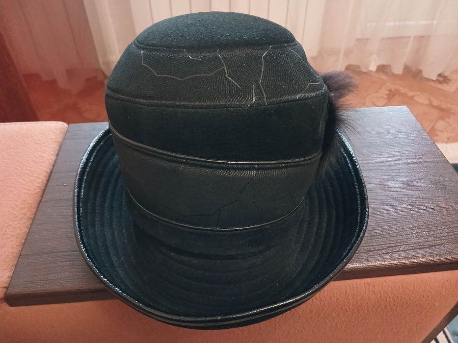 Продам жіночу замшеву шапку
