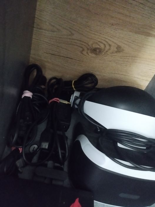 Gogle PlayStation VR
Jednostka procesora VR
Komplet przewodów
Zasilacz
