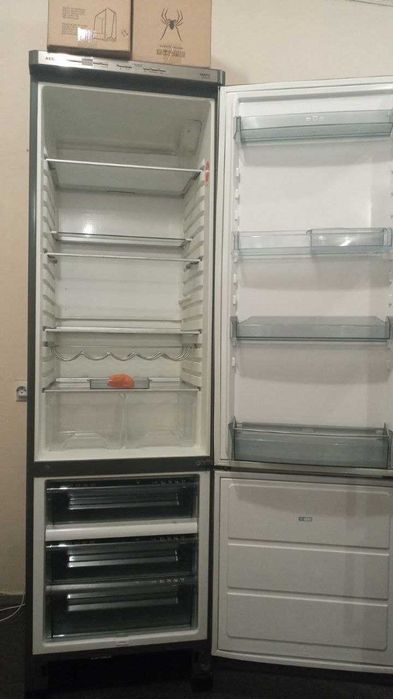 Холодильник  AEG