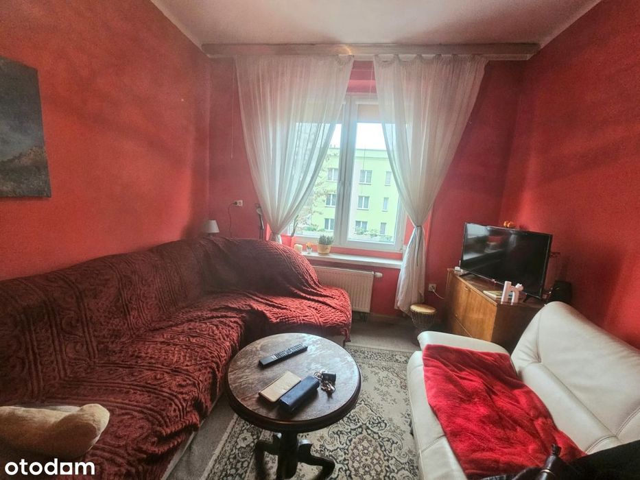 2 pokoje + osobna kuchnia. I piętro. Dobra cena.