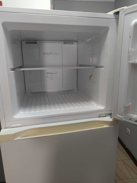 Frigorífico Qlive multi air flow bem estimado por 150.00 euros. Comprei um maior e já não preciso deste. 195L + 52L. NÃO faço entrega.