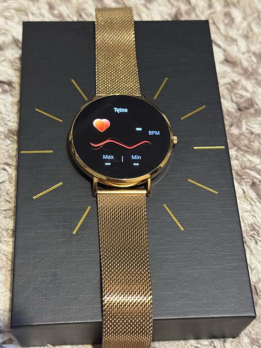 Smartwatch Maxcom FW27 Selen Gold na złotej bransolecie mesh.