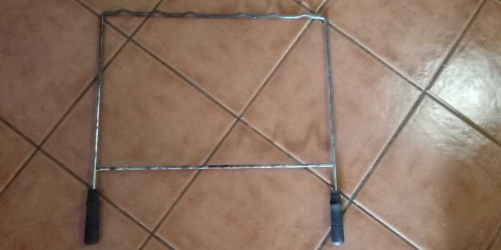 Suporte para grelha em barbecue