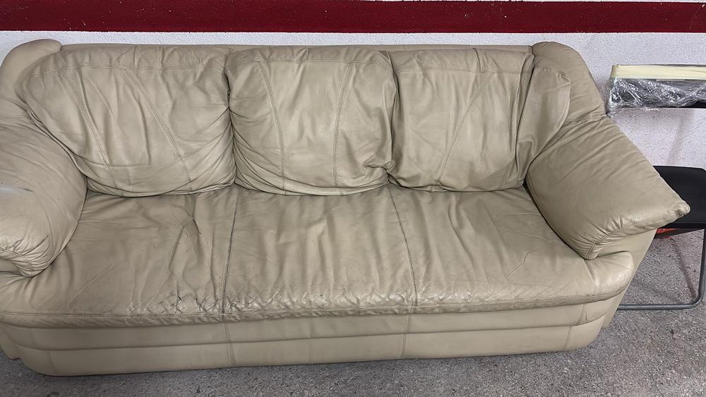 Sofá de três lugares de pele autêntica