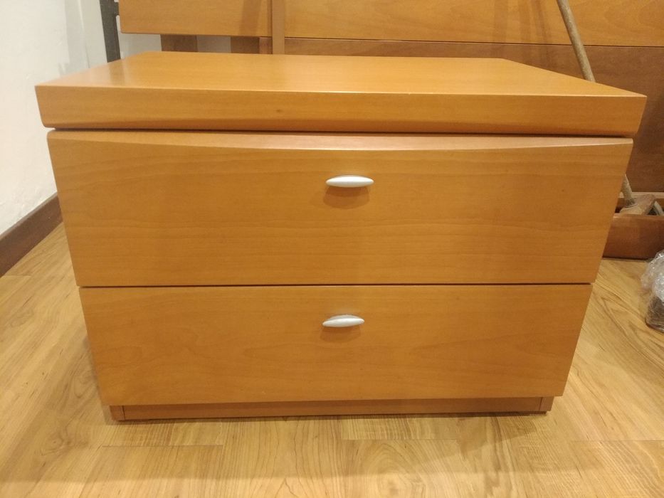 Vendo mobiliário de quarto em cerejeira maciça.