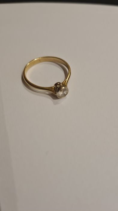 Pierścionek zaręczynowy z brylantem