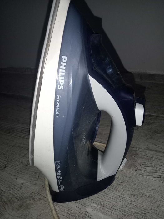 Утюг philips моргает красным но не греет))