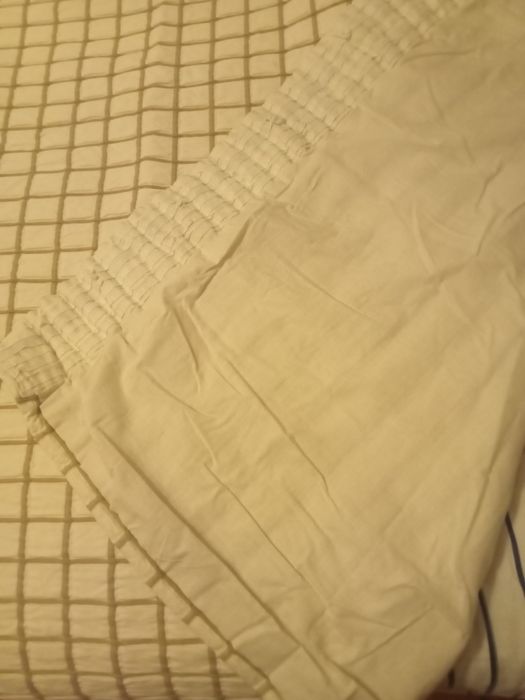 Cabeceira de cama e cortinados