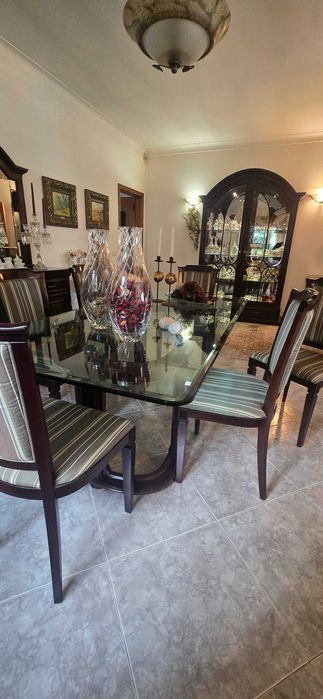 Conjunto de sala (cadeiras, mesa e aparador)