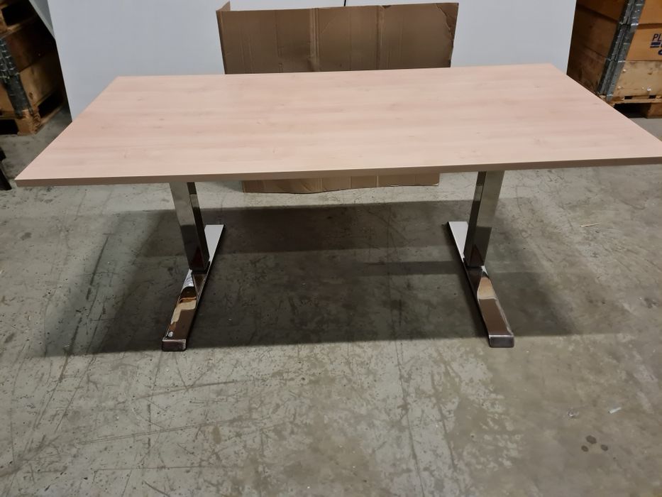 Chromowane biurko regulowane elektrycznie