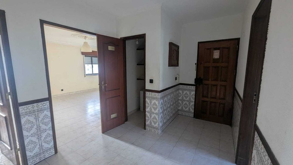 T2 com Arrecadação no Carregado – Excelente Localização