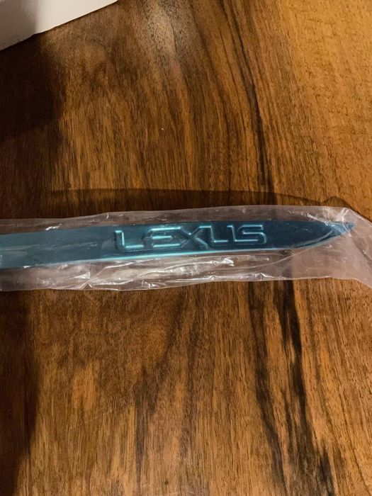 Накладка на автомобіль Lexus