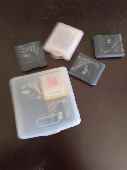 Lote de cartões flashcard R4 e DSTT para consolas da família Nintendo DS
