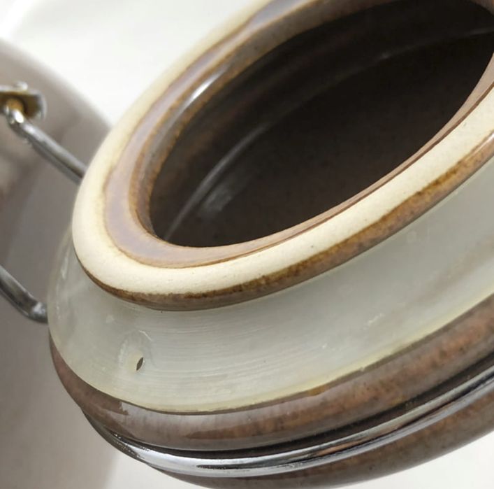 Dwa ceramiczne słoje na klamry