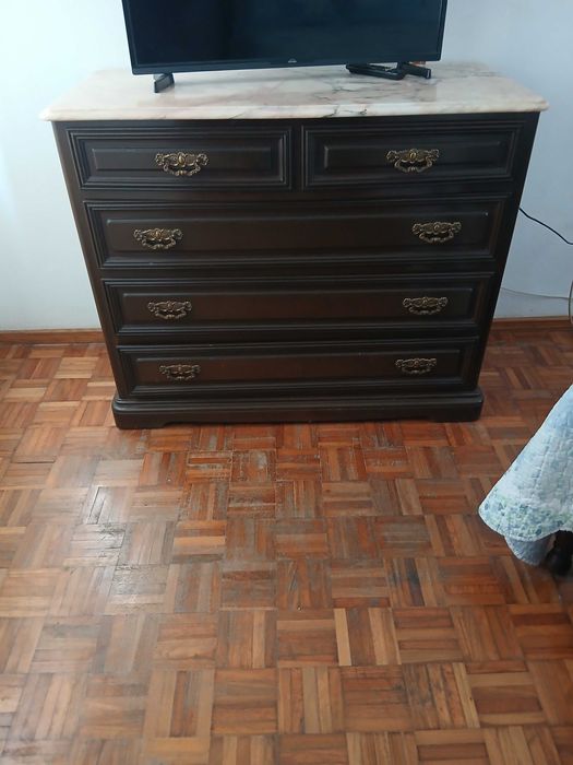 Quarto completo: cama, mesas de cabeceira e cómoda