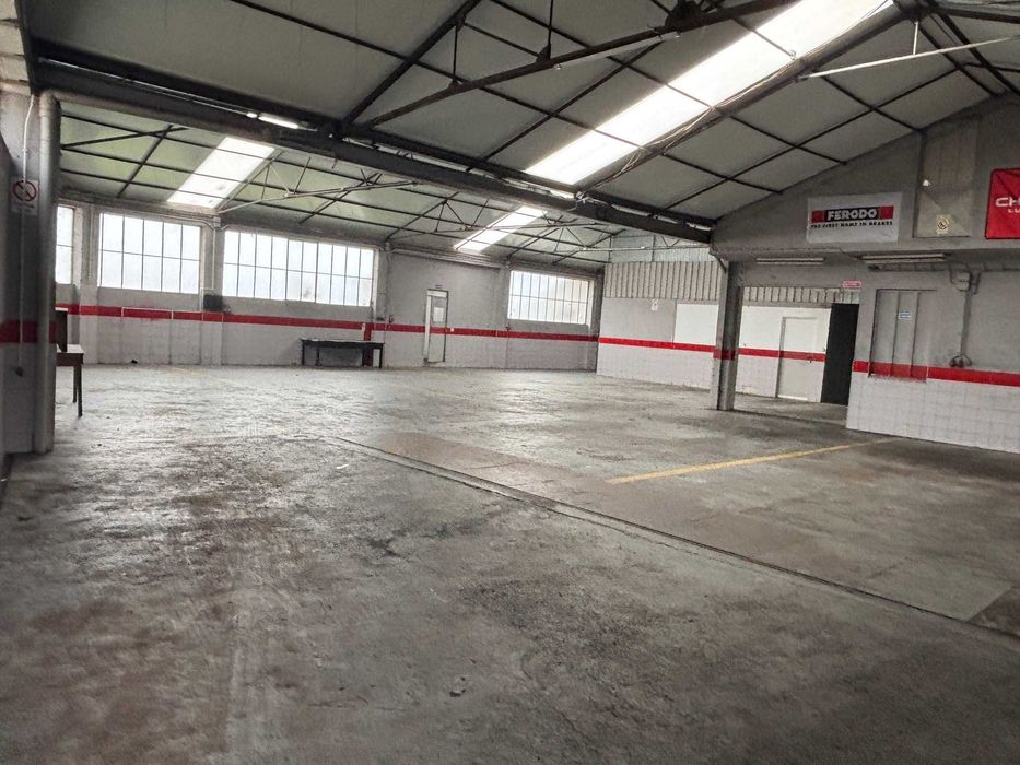 Arrenda-se armazém . Sanguedo