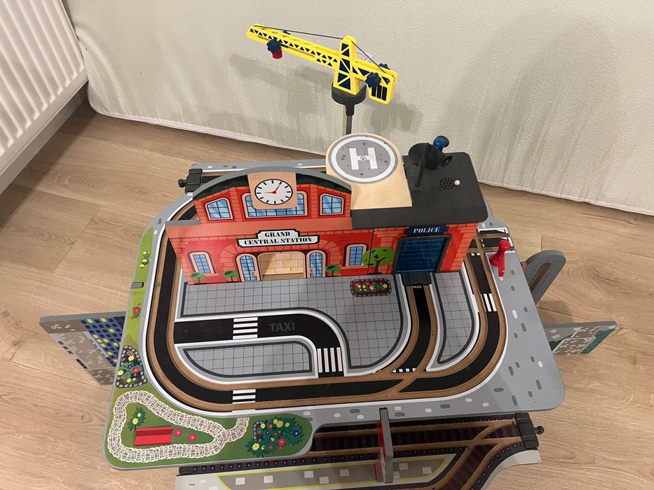 Dworzec kolejowy + tory kolejowe