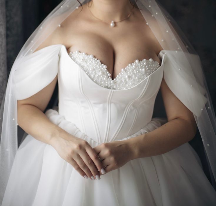 Весільна сукня, одгягнена один раз.