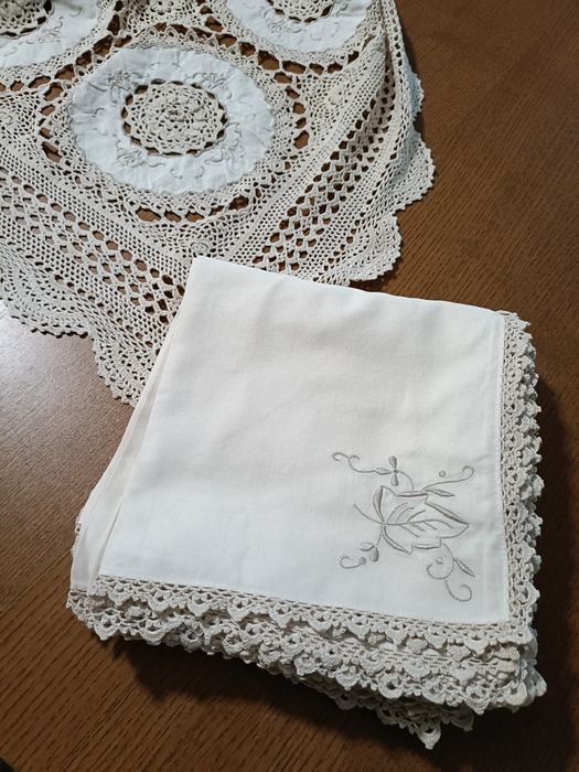 Toalha bordada 2,60m com 12 guardanapos
