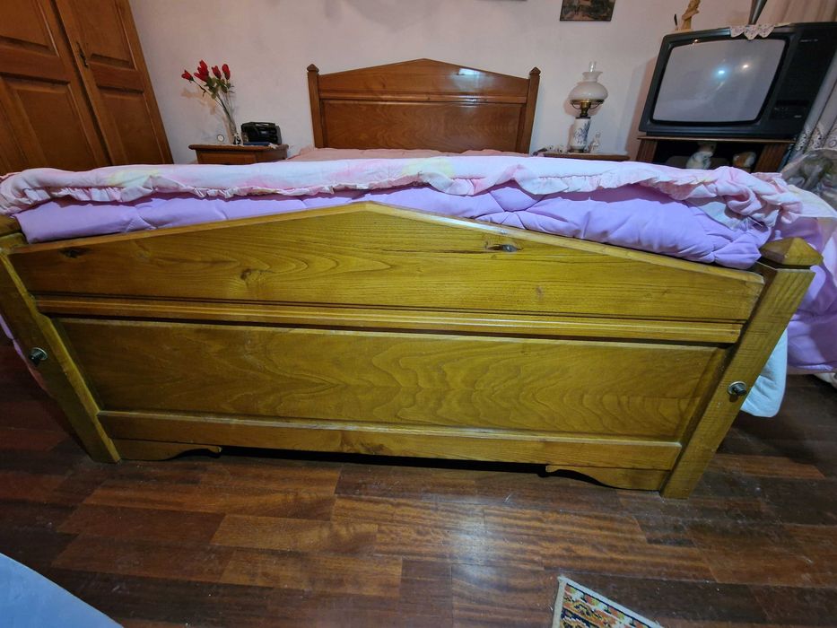 Cama de casal em Madeira Maciça